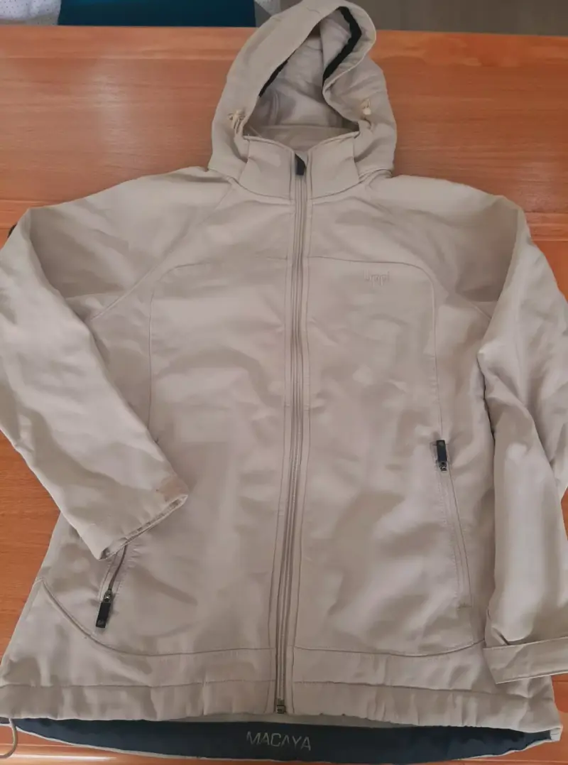 Chaqueta impermeable beige con capucha Marca Lippi - 5