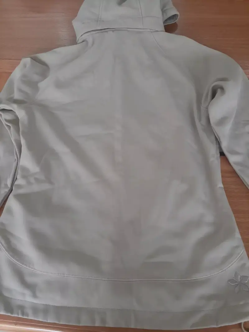 Chaqueta impermeable beige con capucha Marca Lippi - 6