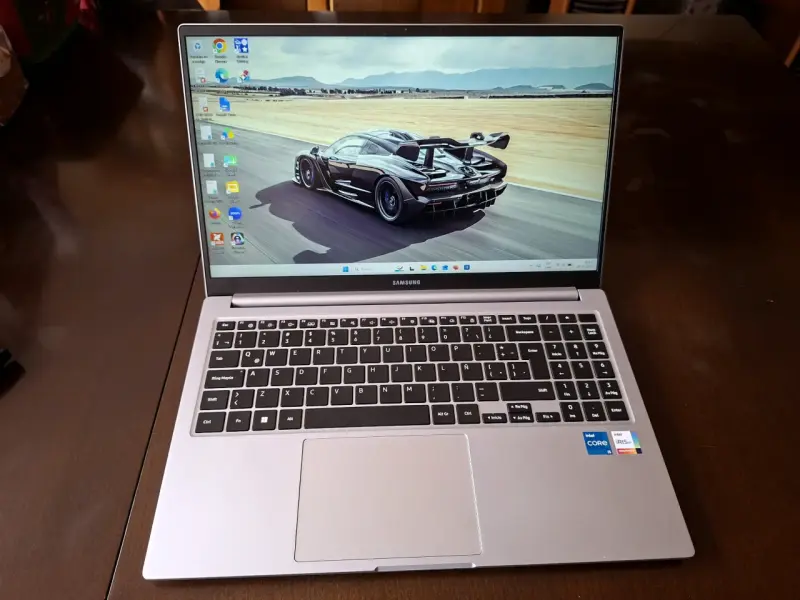 Samsung Galaxy Book4 / Intel Core i5 13ª Gen / 8G - 1