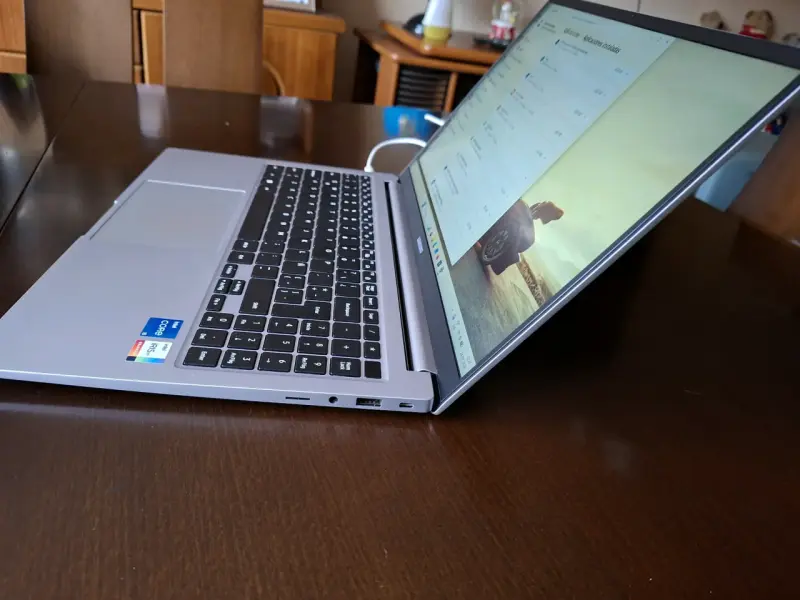 Samsung Galaxy Book4 / Intel Core i5 13ª Gen / 8G - 5
