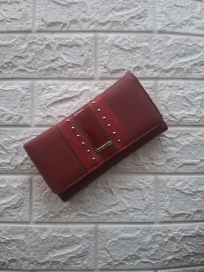 Billetera de cuero roja con tachas - miniatura 1