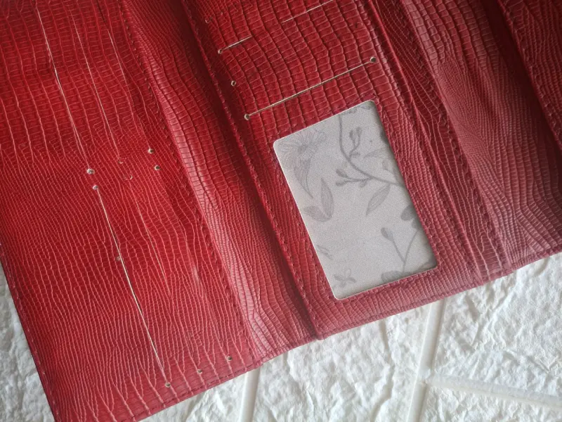 Billetera de cuero roja con tachas - 2