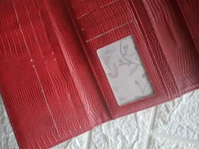 Billetera de cuero roja con tachas - miniatura 2