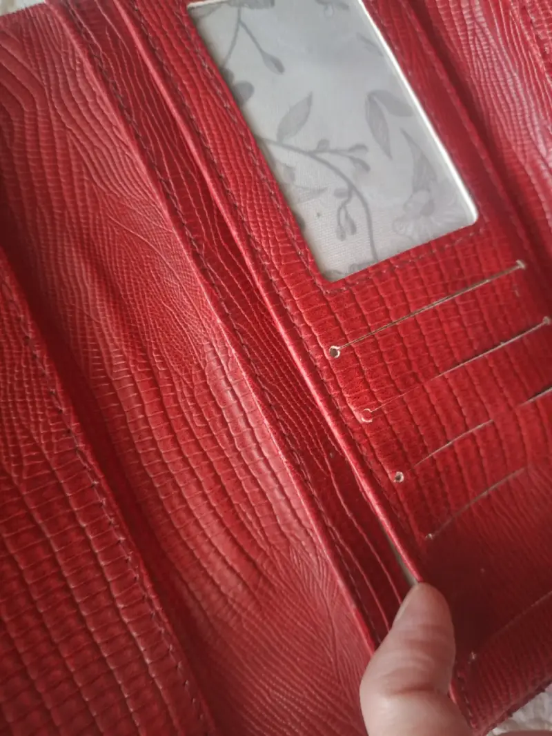 Billetera de cuero roja con tachas - 4