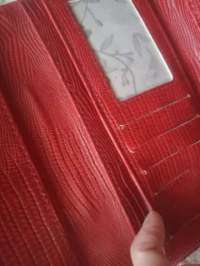 Billetera de cuero roja con tachas - miniatura 4