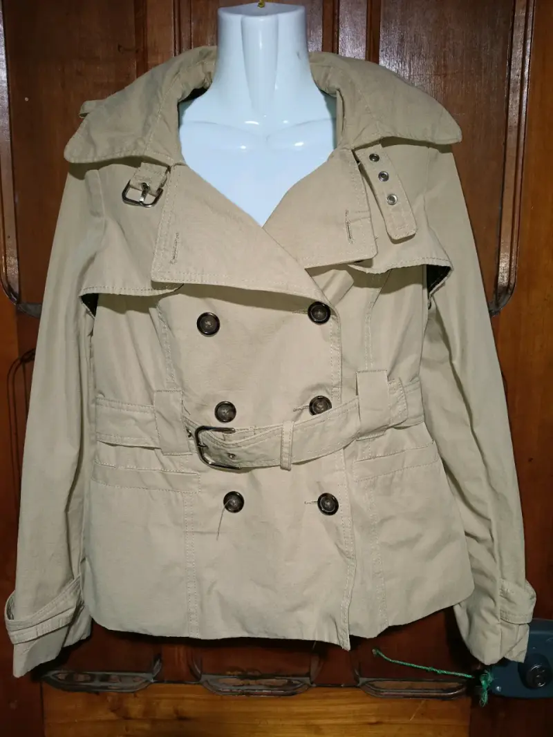 Abrigo beige con cinturón y botones