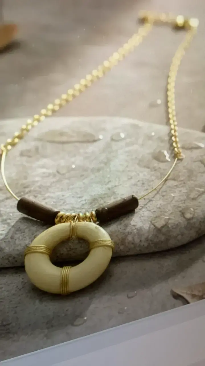 Collar dorado y madera con dije circular elegante - 2