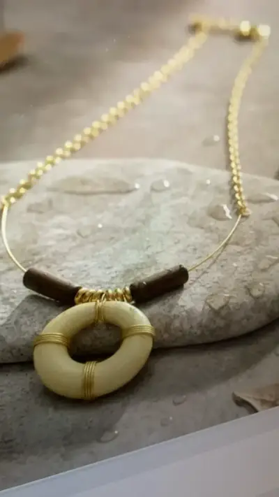 Collar dorado y madera con dije circular elegante - miniatura 2