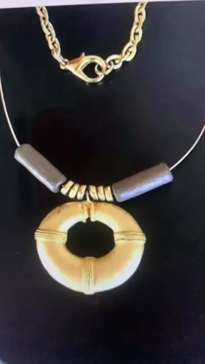 Collar dorado y madera con dije circular elegante - miniatura 3