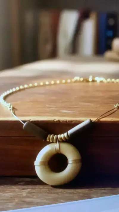Collar dorado y madera con dije circular elegante - miniatura 4