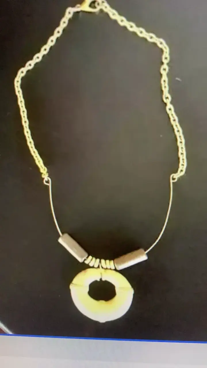 Collar dorado y madera con dije circular elegante - 5