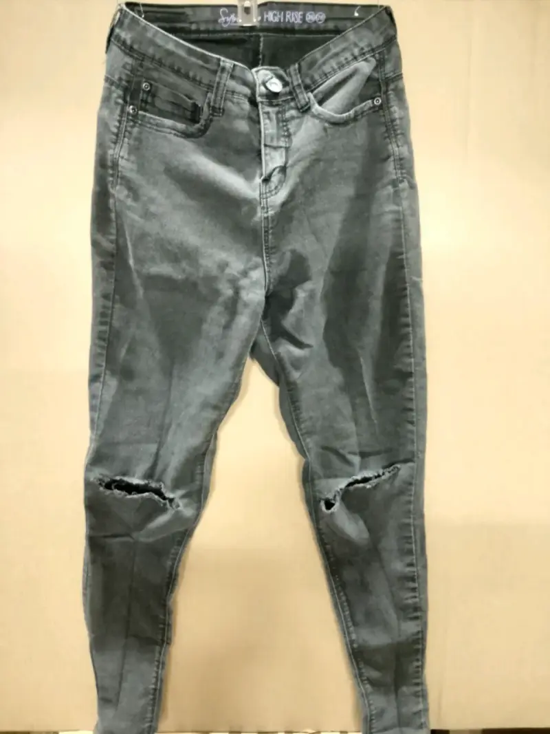Jeans gris de tiro alto con roturas - 1
