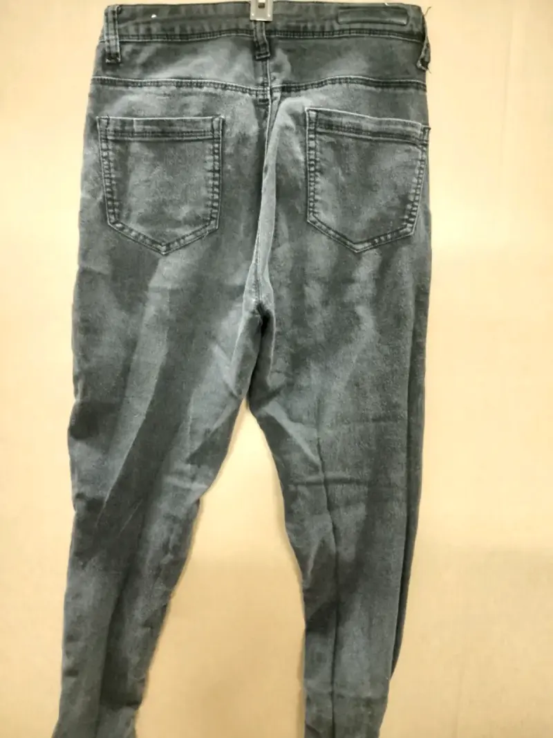 Jeans gris de tiro alto con roturas - 2