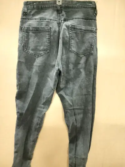 Jeans gris de tiro alto con roturas - miniatura 2