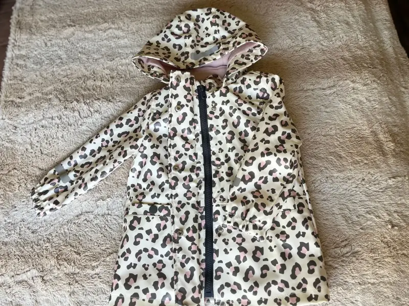 Chaqueta impermeable infantil con estampado de leopardo