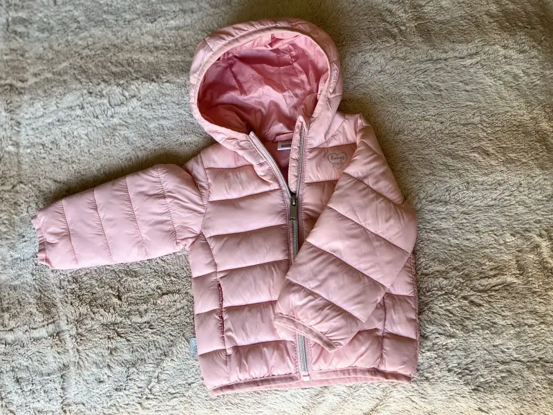 Parka acolchada rosada para niña con capucha