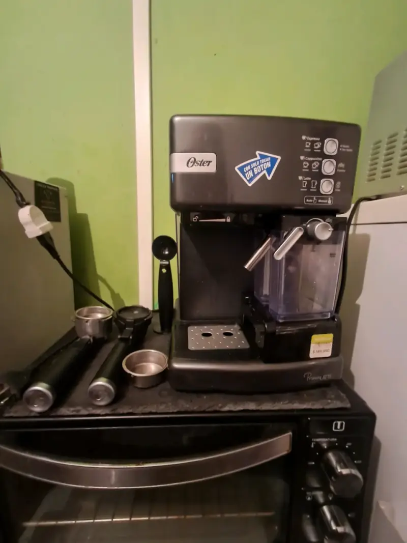Cafetera espresso Oster PrimaLatte con accesorios - 1