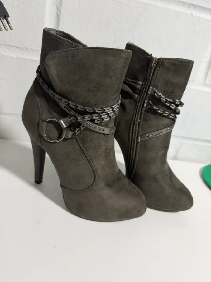 Botines de tacón alto color gris con detalles de cadena - 1