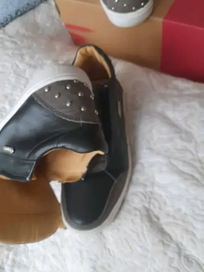 Zapatillas deportivas negras con cierre lateral - miniatura 2