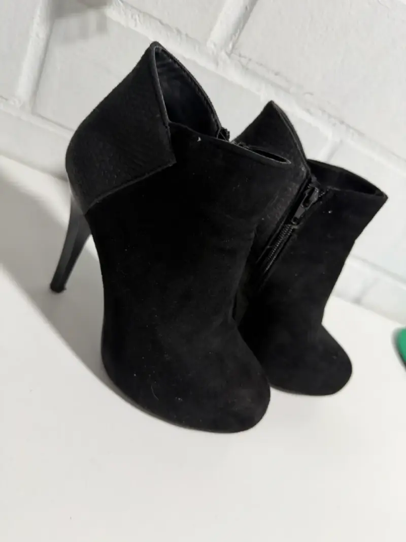 Botines de tacón alto color gris con detalles de cadena - 3