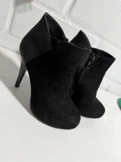 Botines de tacón alto color gris con detalles de cadena - miniatura 3