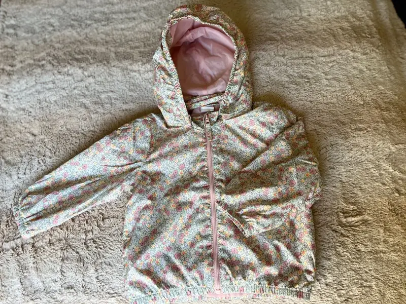 Cortaviento infantil con capucha y estampa