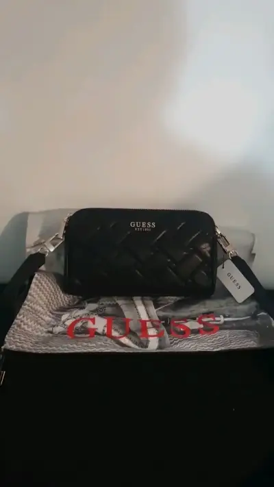Cartera negra Guess con diseño acolchado - miniatura 1