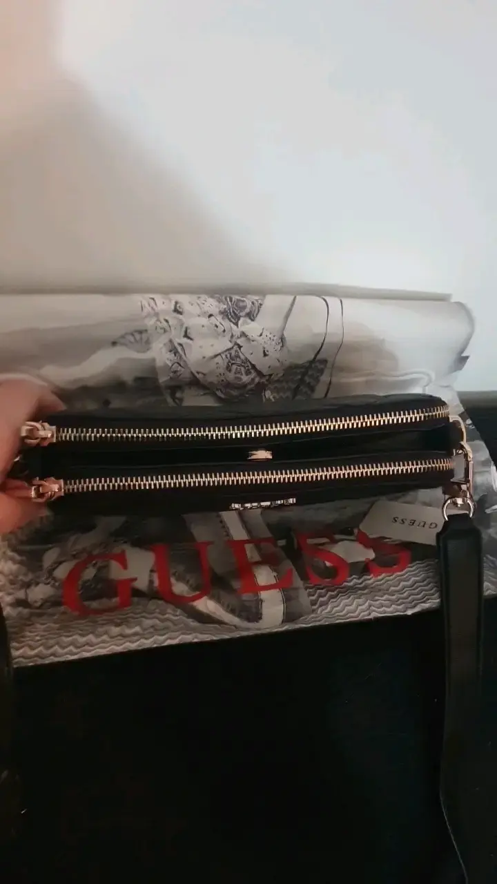 Cartera negra Guess con diseño acolchado - 2