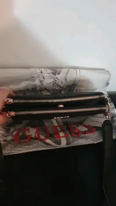 Cartera negra Guess con diseño acolchado - miniatura 2
