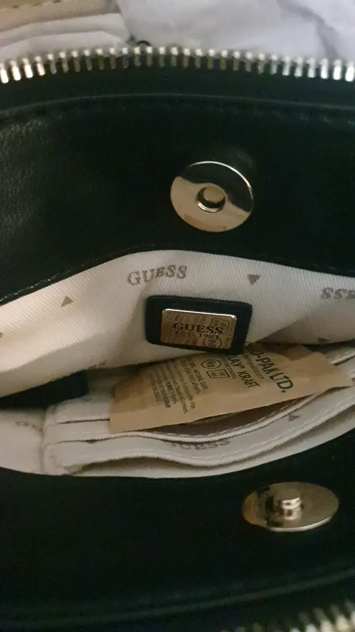 Cartera negra Guess con diseño acolchado - 3