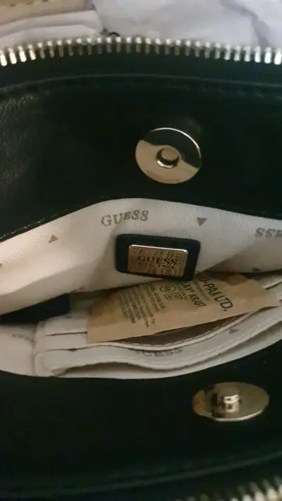 Cartera negra Guess con diseño acolchado - miniatura 3