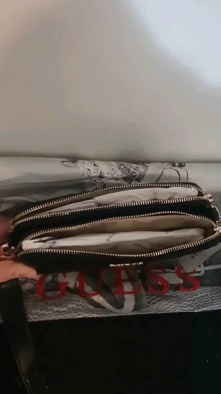 Cartera negra Guess con diseño acolchado - 4