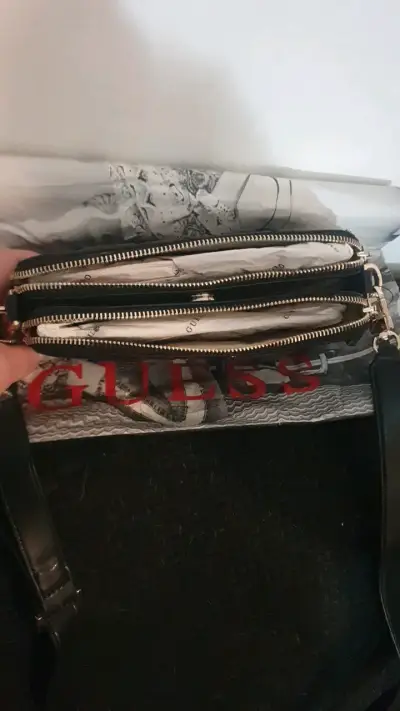 Cartera negra Guess con diseño acolchado - miniatura 5