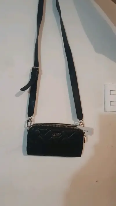Cartera negra Guess con diseño acolchado - miniatura 6
