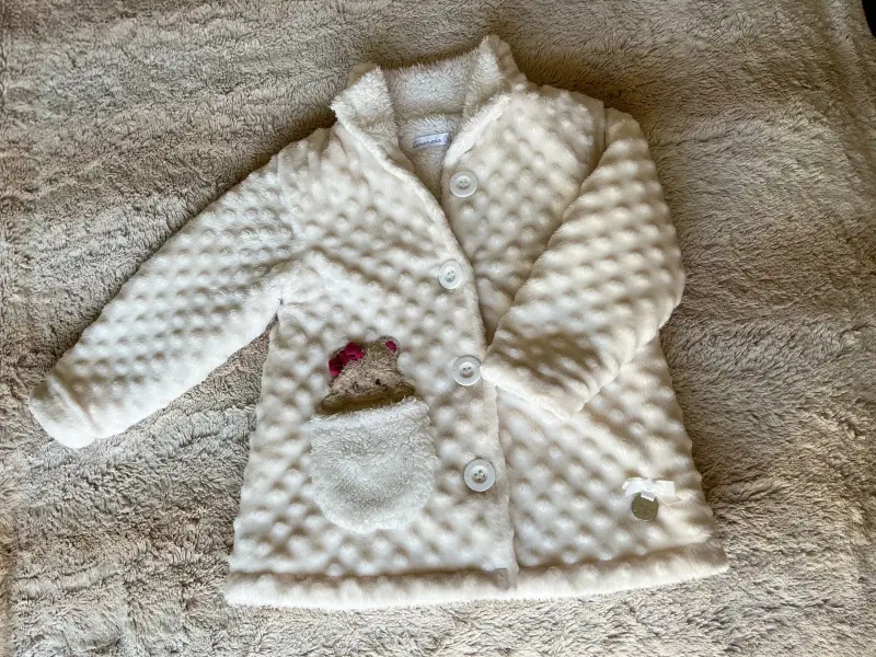 Abrigo de bebé polar blanco con diseño de oso