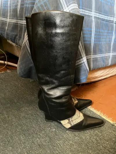 Botas altas de cuero negro con detalle de serpiente - miniatura 1