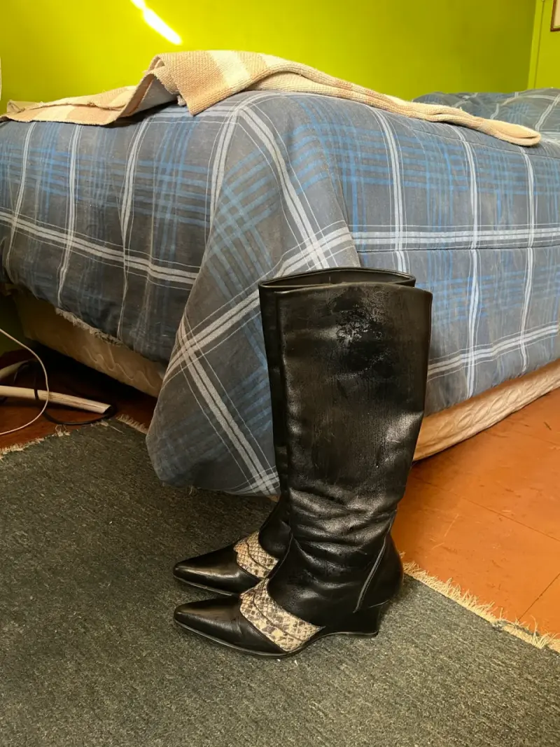 Botas altas de cuero negro con detalle de serpiente - 2