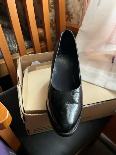 Zapatos de charol negros para mujer - miniatura 2