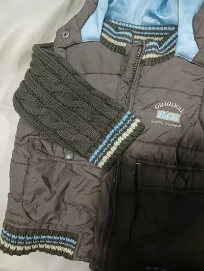 Chaqueta infantil con capucha y mangas tejidas - miniatura 4