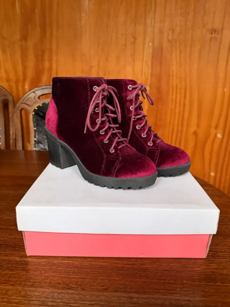 Botines de terciopelo burdeos con tacón grueso - 1