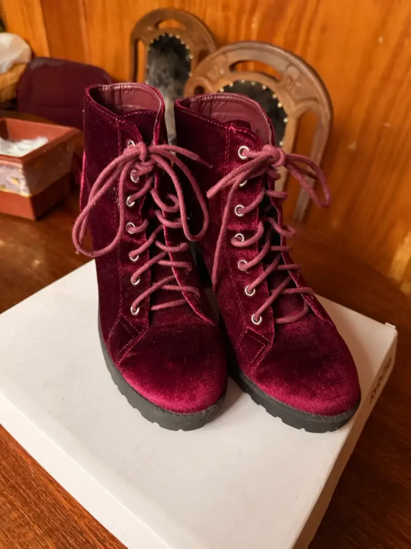 Botines de terciopelo burdeos con tacón grueso - 2