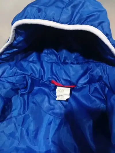Chaqueta acolchada azul para niño con capucha - miniatura 3