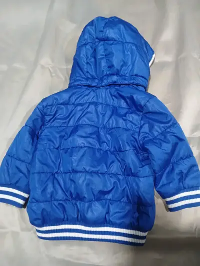 Chaqueta acolchada azul para niño con capucha - miniatura 4