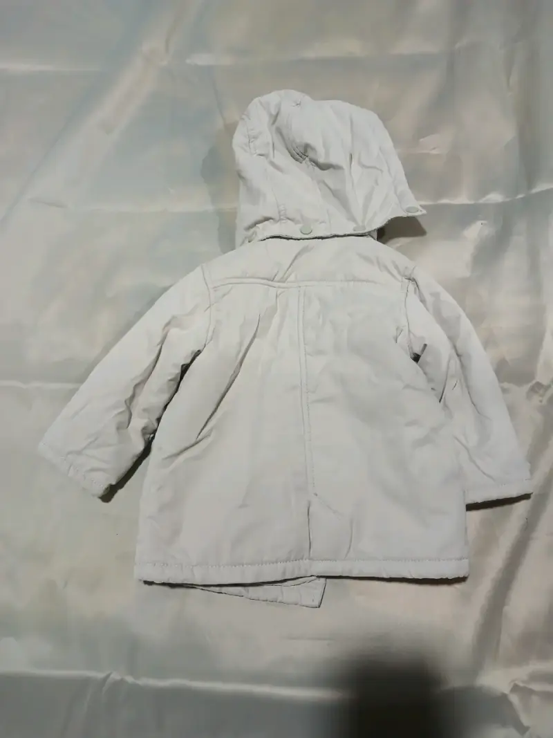 Abrigo infantil con capucha color beige - 4