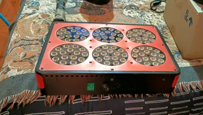 Luz LED para cultivo interior con panel rojo - miniatura 1