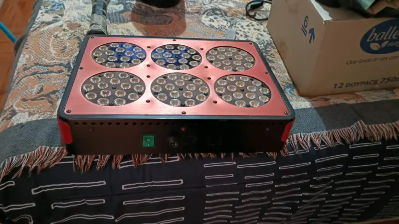 Luz LED para cultivo interior con panel rojo - 3