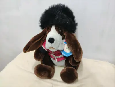 Peluche de perro con gorro de piel - miniatura 1
