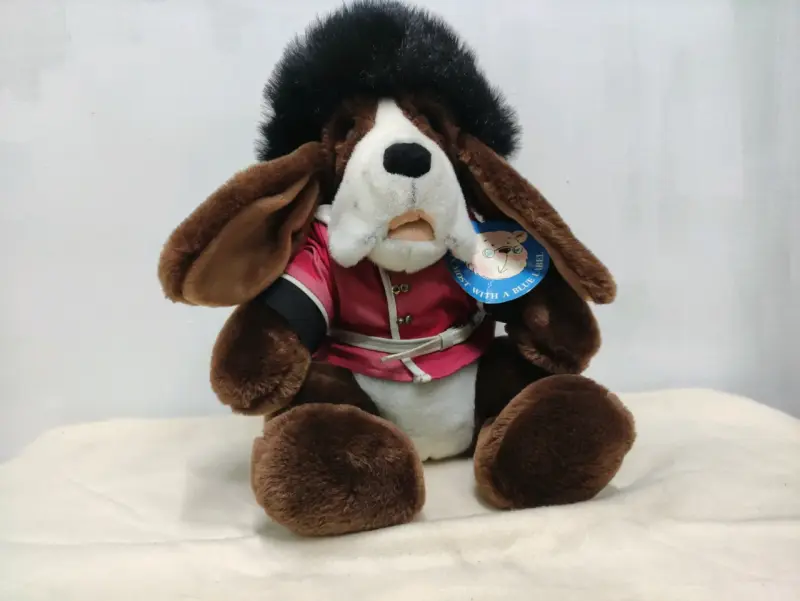 Peluche de perro con gorro de piel - 2