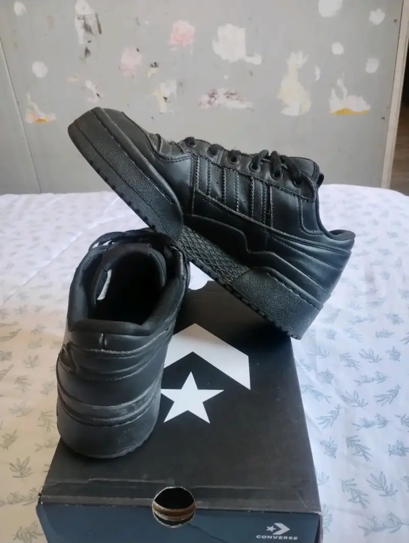 Zapatillas negras adidas de cuero - 1