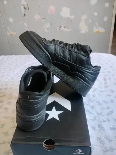 Zapatillas negras adidas de cuero - miniatura 1